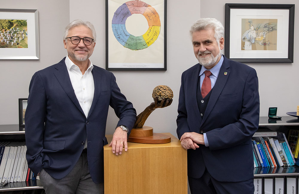 Prof. Dr. med. Hans-Jochen Heinze, Ärztlicher Direktor des Universitätsklinikums Magdeburg, und Wissenschaftsminister Prof. Dr. Armin Willingmann, zugleich Aufsichtsratsvorsitzender des Universitätsklinikums Magdeburg, freuen sich auf das neue „Zentrum für Hirngesundheit“. Prof. Dr. med. Hans-Jochen Heinze, Ärztlicher Direktor des Universitätsklinikums Magdeburg, und Wissenschaftsminister Prof. Dr. Armin Willingmann, zugleich Aufsichtsratsvorsitzender des Universitätsklinikums Magdeburg, freuen sich auf das neue „Zentrum für Hirngesundheit“.
